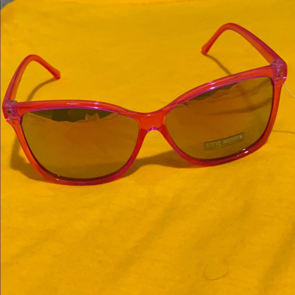 STEVE MADDEN SUNGLASSES